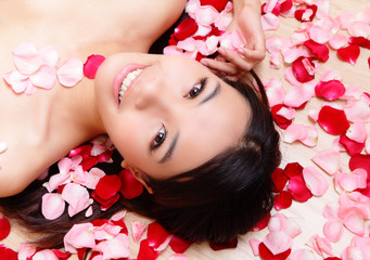 Obraz na płótnie Canvas Asian beauty Girl smiling close-up with rose background