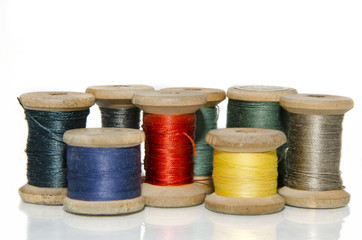 цветные нитки на белом фоне