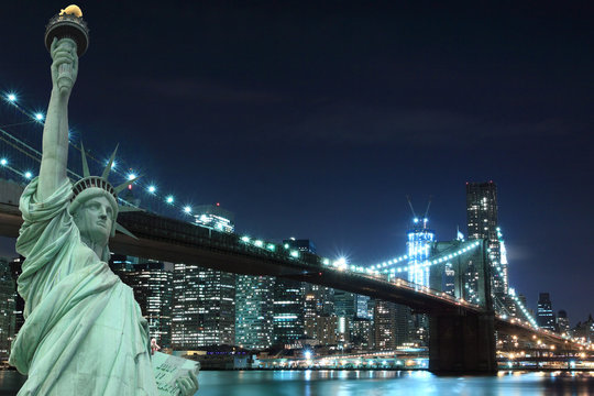 Fototapeta Brooklyn Bridge and The Statue of Liberty at Night