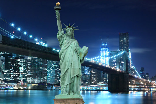 Fototapeta Brooklyn Bridge and The Statue of Liberty at Night