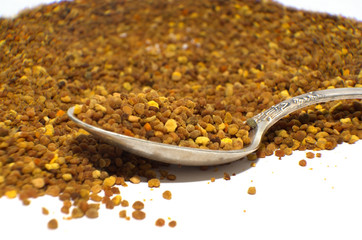 пчелиная пыльца на белом фоне