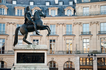 statue cavalier louis XIV place des victoires à Paris
