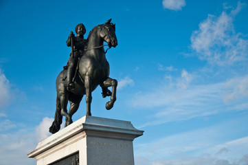 Fototapeta na wymiar statue cavalier henry IV pont neuf à Paris
