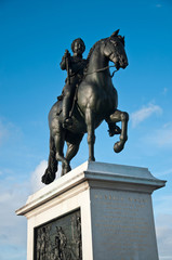 Fototapeta na wymiar statue cavalier henry IV pont neuf à Paris