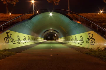 Tableaux ronds sur plexiglas Tunnel tunnel for bicycles