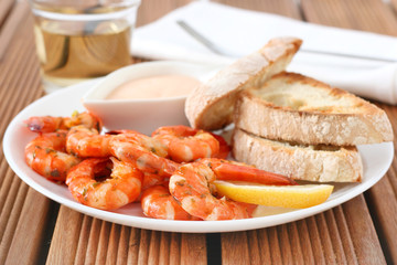 shrimps with sauce and bread