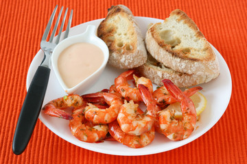 shrimps with sauce and bread