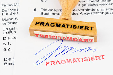 Holzstempel auf Dokument: Pragmatisiert