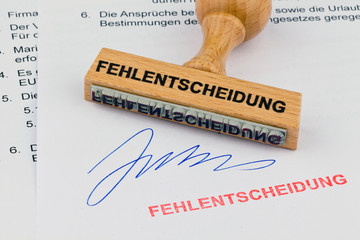 Holzstempel auf Dokument: Fehlentscheidung