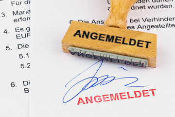 Holzstempel auf Dokument: Angemeldet