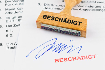 Holzstempel auf Dokument: Beschädigt