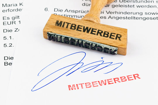 Holzstempel auf Dokument: Mitbewerber