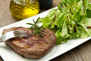 filetto di manzo alla griglia con insalata verde