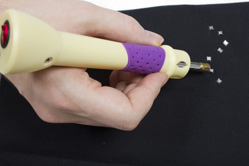 Nieten und Strass einarbeiten