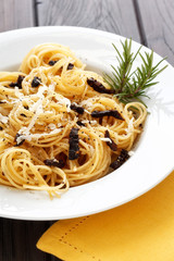 Spaghetti mit getrockneten Tomaten