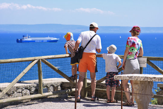 Famiglia di turisti a Duino guarda il mare