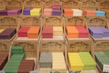 Saponi provenzali colorati