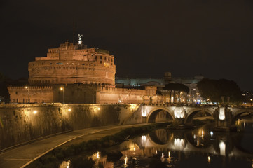 Vista nocturna del puente y castillo de Sant Angelo en Roma