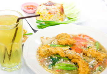 Rat-na, Soup Golden mushroom and fried chicken