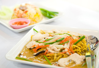 Rat-na,Yellow noodle and pork