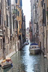Fototapeta na wymiar Wąski kanał z łodzi w Wenecji