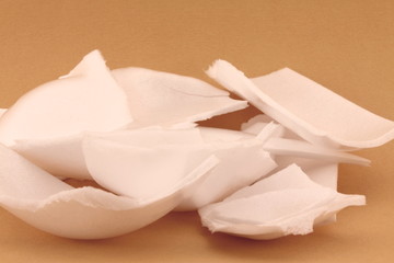 imballo alimentare di polistirolo bianco fatto a pezzi