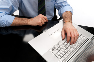 Obraz premium Uomo d'affari lavora davanti al computer