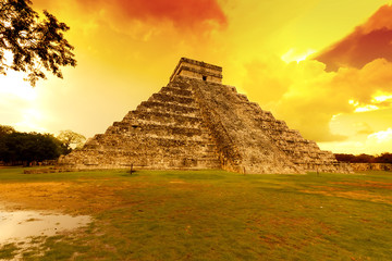 Fototapeta na wymiar Kukulkan Piramida w Chichen Itza i słońca, Meksyk