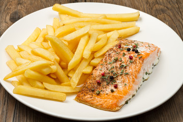 salmone grigliato con patatine fritte