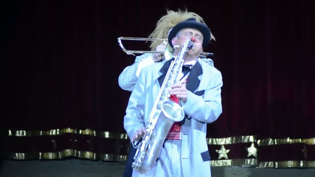 circo, pagliacci, sax e trombone