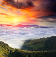 Panele Szklane Podświetlane  Górski krajobraz z pochmurnym niebem i słońcem