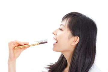 チョコレートを食べる女性