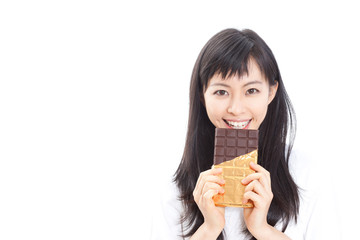 チョコレートを食べる女性