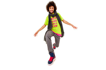 Modischer Tänzer mit lockigem Haar