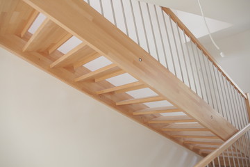 Holztreppe schräg unten