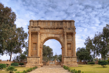 Fototapeta na wymiar Łuk triumfalny w Sbeitla, Tunezja