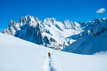 Crédence de cuisine en verre imprimé Everest Hikers in winter mountains