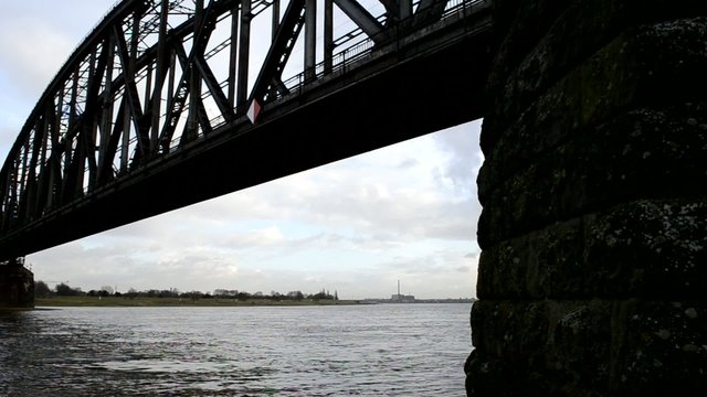 Eisenbahnbr&uuml;cke &uuml;ber den Flu&szlig;