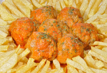 Albóndigas y patatas.