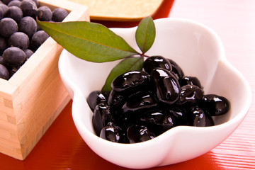 おせち料理の黒豆煮と丹波篠山の黒豆 © promolink