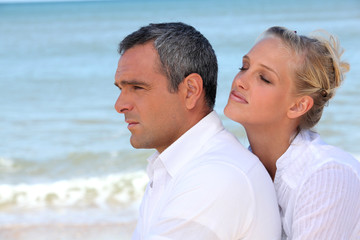 Fototapeta premium couple embracing on the beach