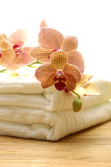 Obraz na płótnie Canvas Spa ręczniki z pięknym orchidea