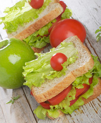 sandwich and green apple