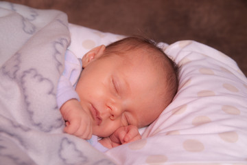 bébé de 3 semaines endormi