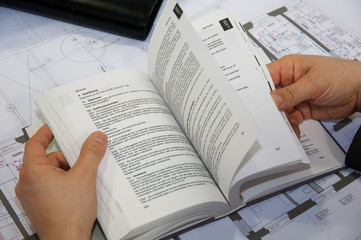 Naklejka premium blättern in einem Buch