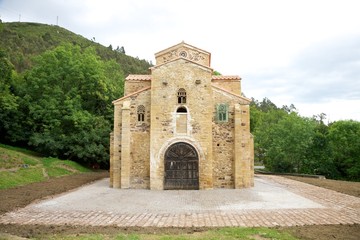 San Miguel de Lillo facade