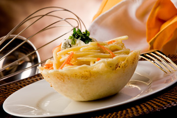 Bucatini al Gorgonzola in cialda di parmiggiano