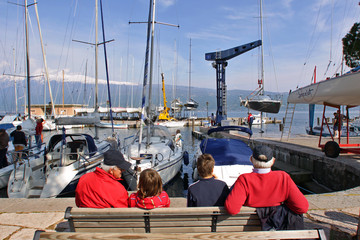 Nonni e nipoti al porto di Bogliaco