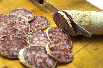 SALAME A FETTE CON COLTELLO