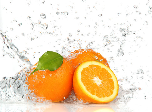 Orange fruits and Splashing water © Lukas Gojda